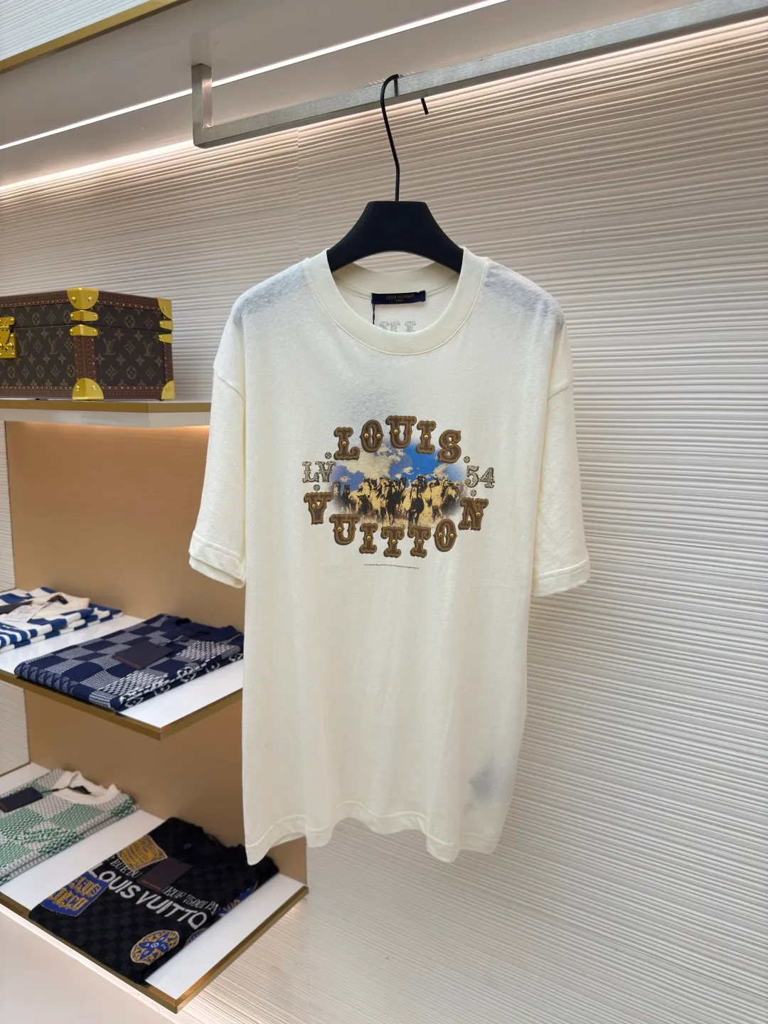LOUIS VUITTON Snowflake cotton metal diamond T-shirt ●Authentic product: 8750 purchased for development ●Item number: 1680091-A35 ●Fabric: slub pattern snowflake cotton fabric ●Technology: glue printing ●Version: fitted version ●Weight: about 175 grams ●Size: XS-S-M-L ●Description: The fabric is made of slub pattern snowflake cotton fabric, matched with 32s double yarn 1*1 cotton horizontal machine to weave wide ribs. The front and rear panels are printed with eight-claw machine screen glue + local digital direct injection printing. The letter positions are manually swept with powder. High-quality diamonds imported from the Middle East are ironed, and bronze crown diamonds are imported from South Korea. The overall wiring is straight and delicate, the fabric is comfortable and soft, and the color is consistent without color difference. It can be matched with the same style to create a fashionable look and control various occasions. Customized accessories, complete with three standards, same style for men and women!